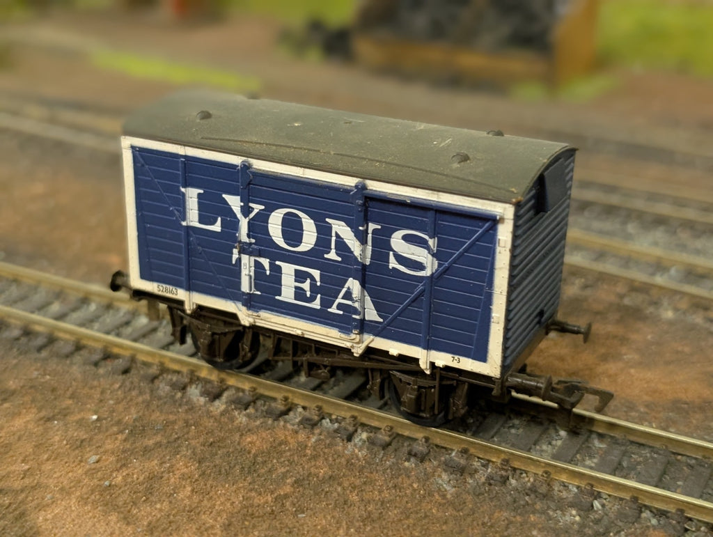 Airfix 54302 OO Gauge 12T Single Vent Van No. 528163 "Lyons Tea"