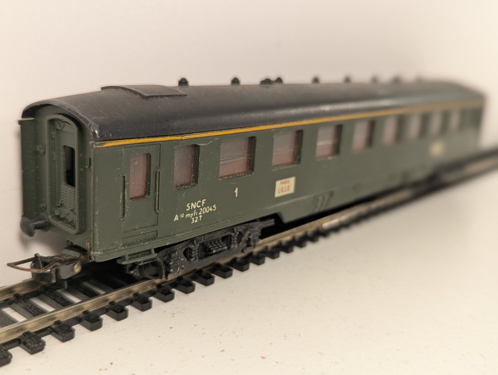 Hornby-Acho SNCF 1st Class Passenger Coach Green HO Gauge - Missing Coupler