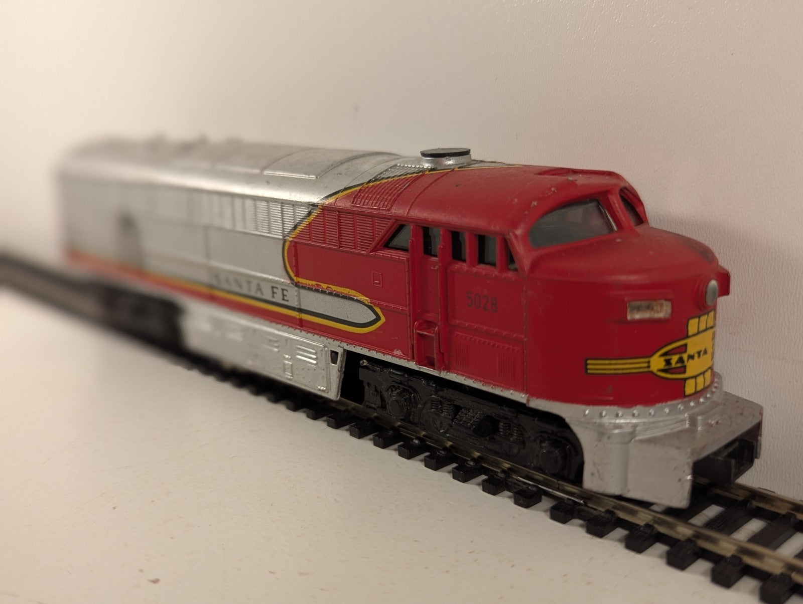 AHM / Tempo HO Gauge Alco FA-2 Diesel Locomotive 5028 Santa Fe - Spares/Repair
