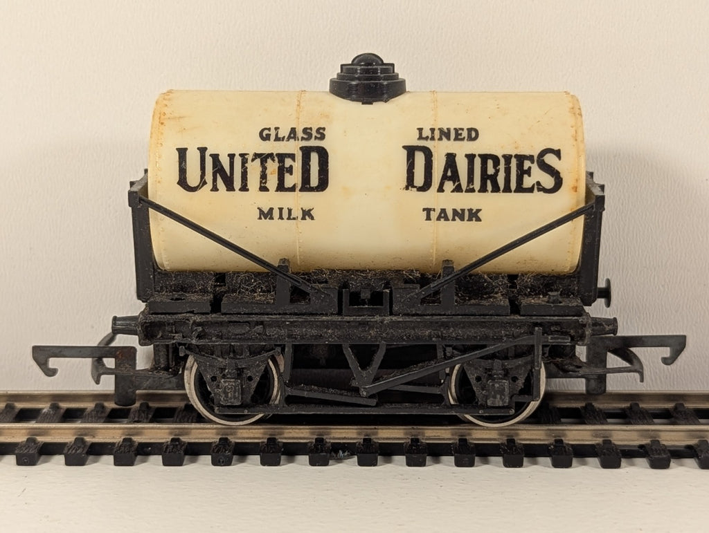 Hornby R007 OO Gauge United Dairies Milk Tanker – Some Damage