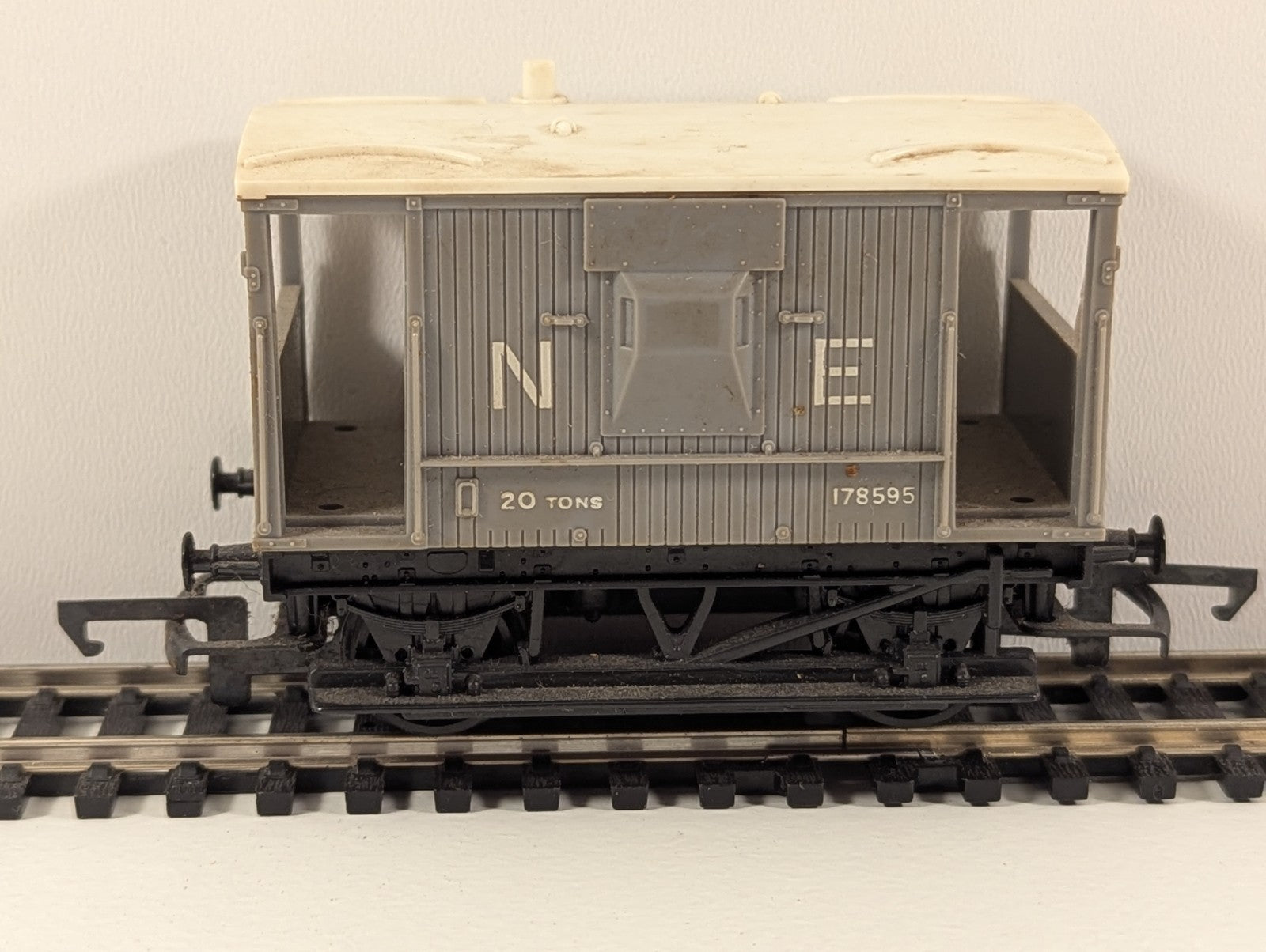 Hornby R114 OO Gauge Short Brake Van – North Eastern (NE) Grey