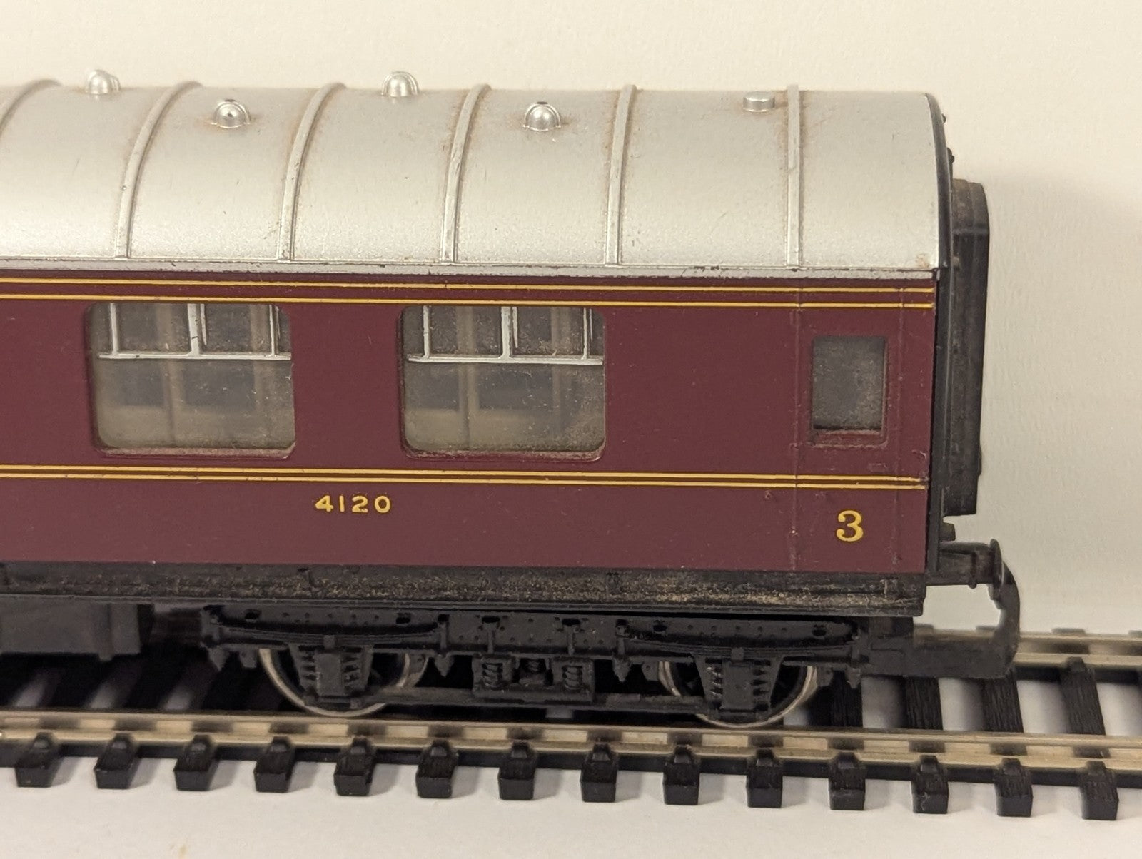 Hornby R474 OO Gauge LMS Stanier Composite Coach RN 4120