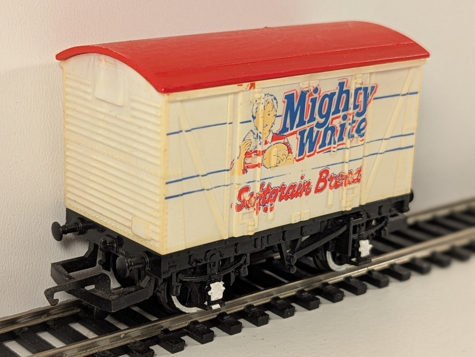 Hornby R726 “Mighty White Softgrain Bread” Van – OO Gauge