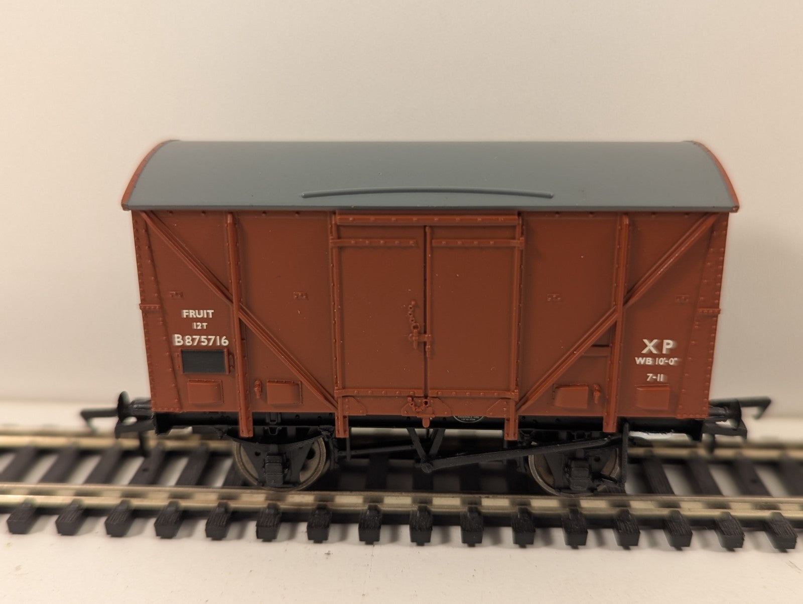 Bachmann Branchline 38-180B BR 12T Plywood Fruit Van Early Bauxite OO Gauge