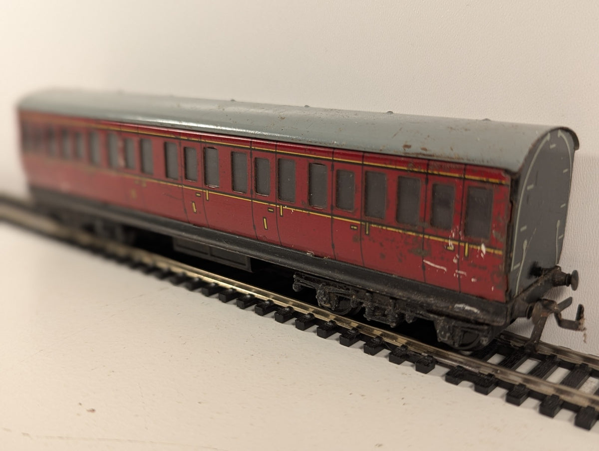 Hornby Dublo OO Gauge Tinplate Suburban Coach 1st Class Compartments