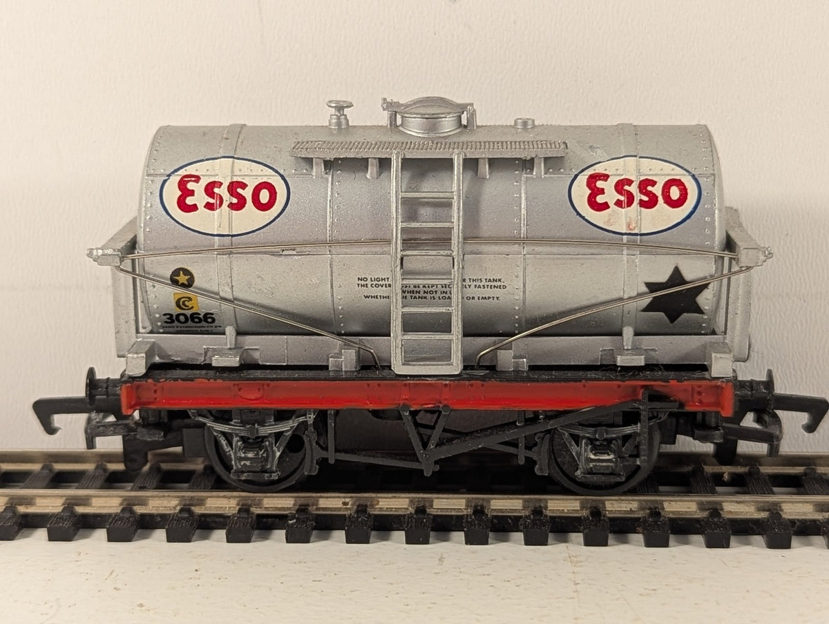 Mainline OO Gauge 14 Ton Tank Wagon 3066 Esso Silver 37-142