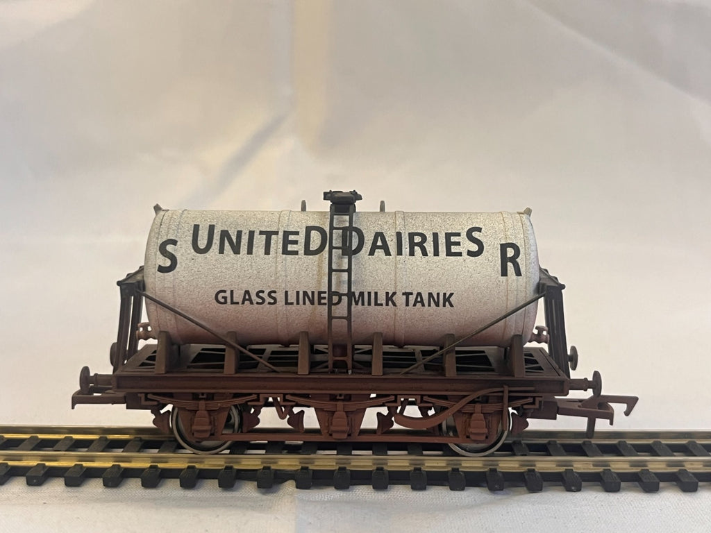 Dapol 4F-031-002 OO Gauge United Dairies Milk Tanker Weathered