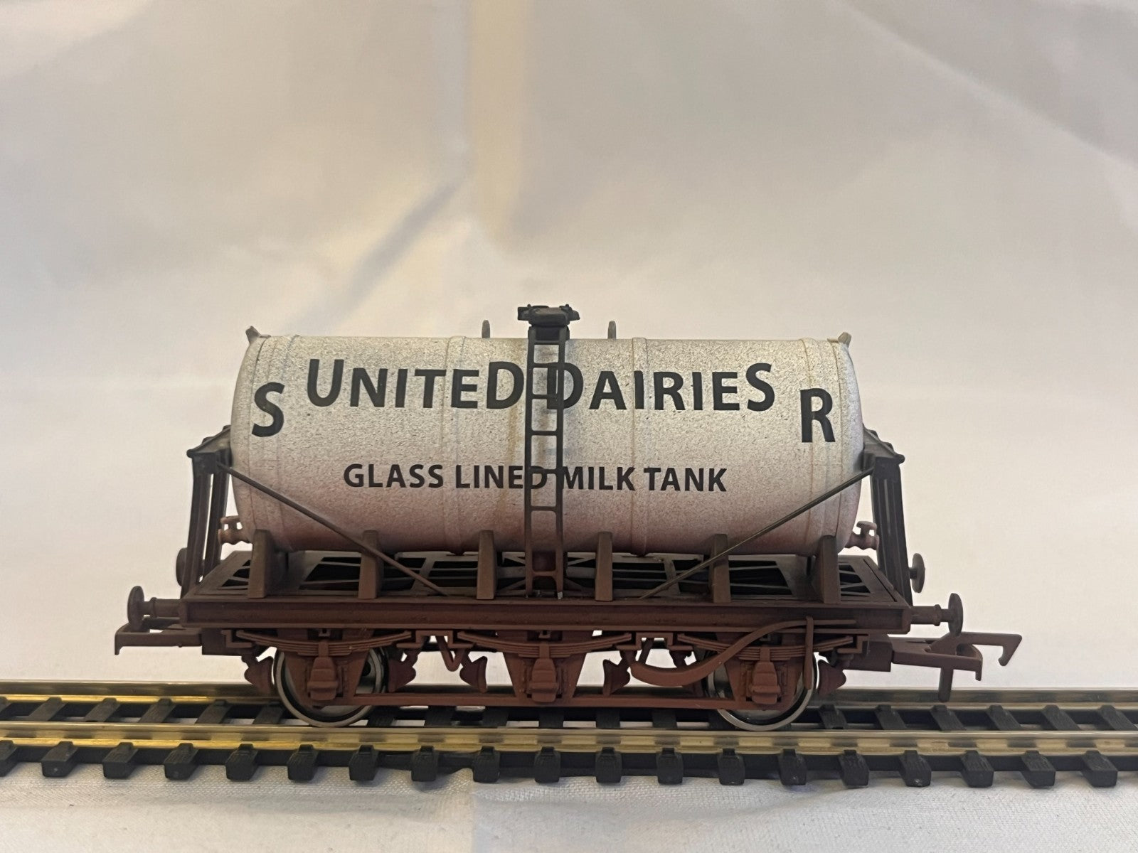 Dapol 4F-031-002 OO Gauge United Dairies Milk Tanker Weathered