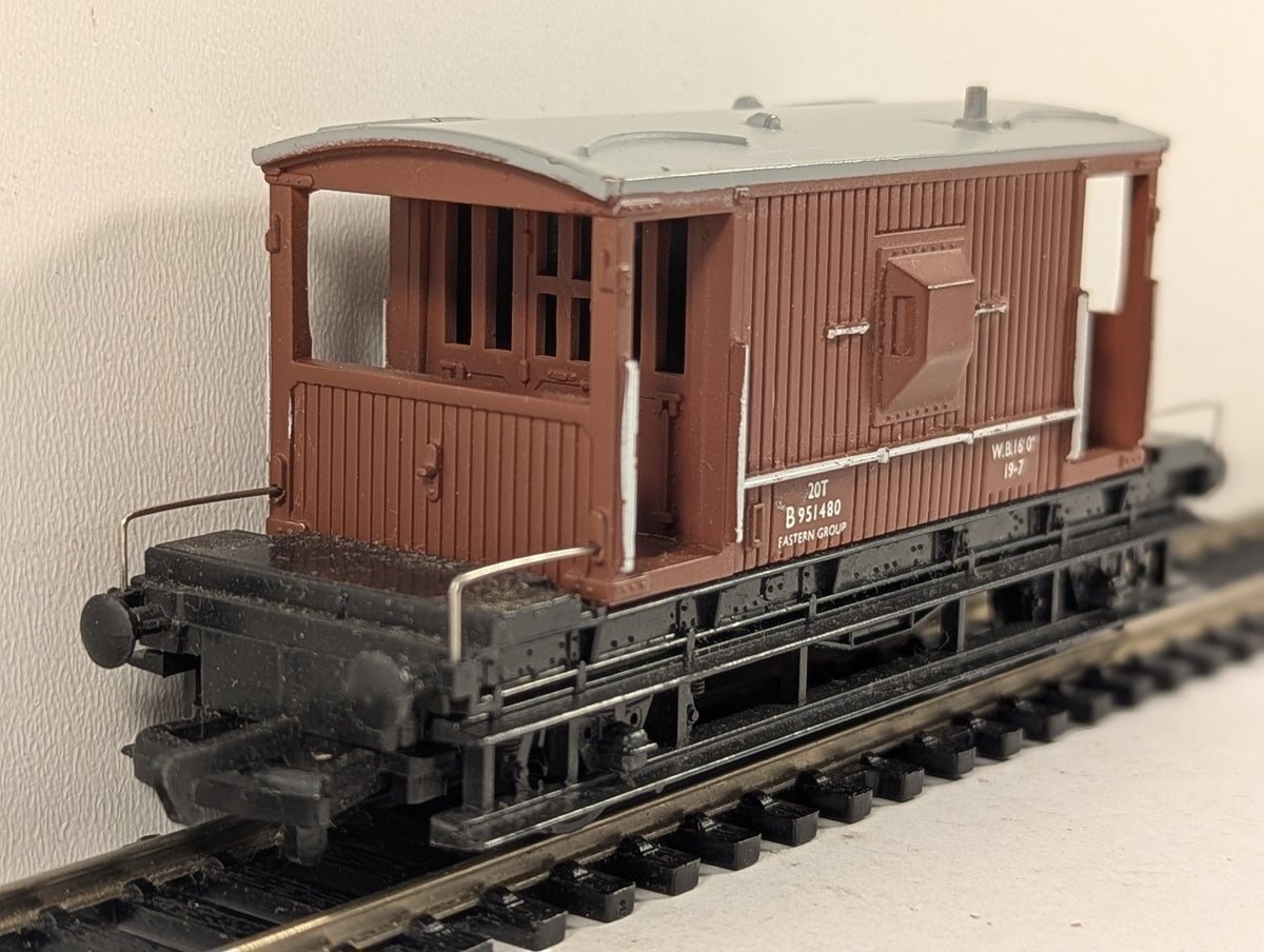 Hornby OO Gauge BR 20 Ton Brake Van Rolling Stock B951480 BR Brown R124
