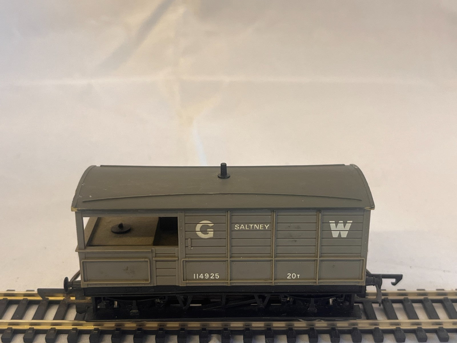 Hornby OO Gauge GWR 20 Ton Toad Brake Van Saltney Grey