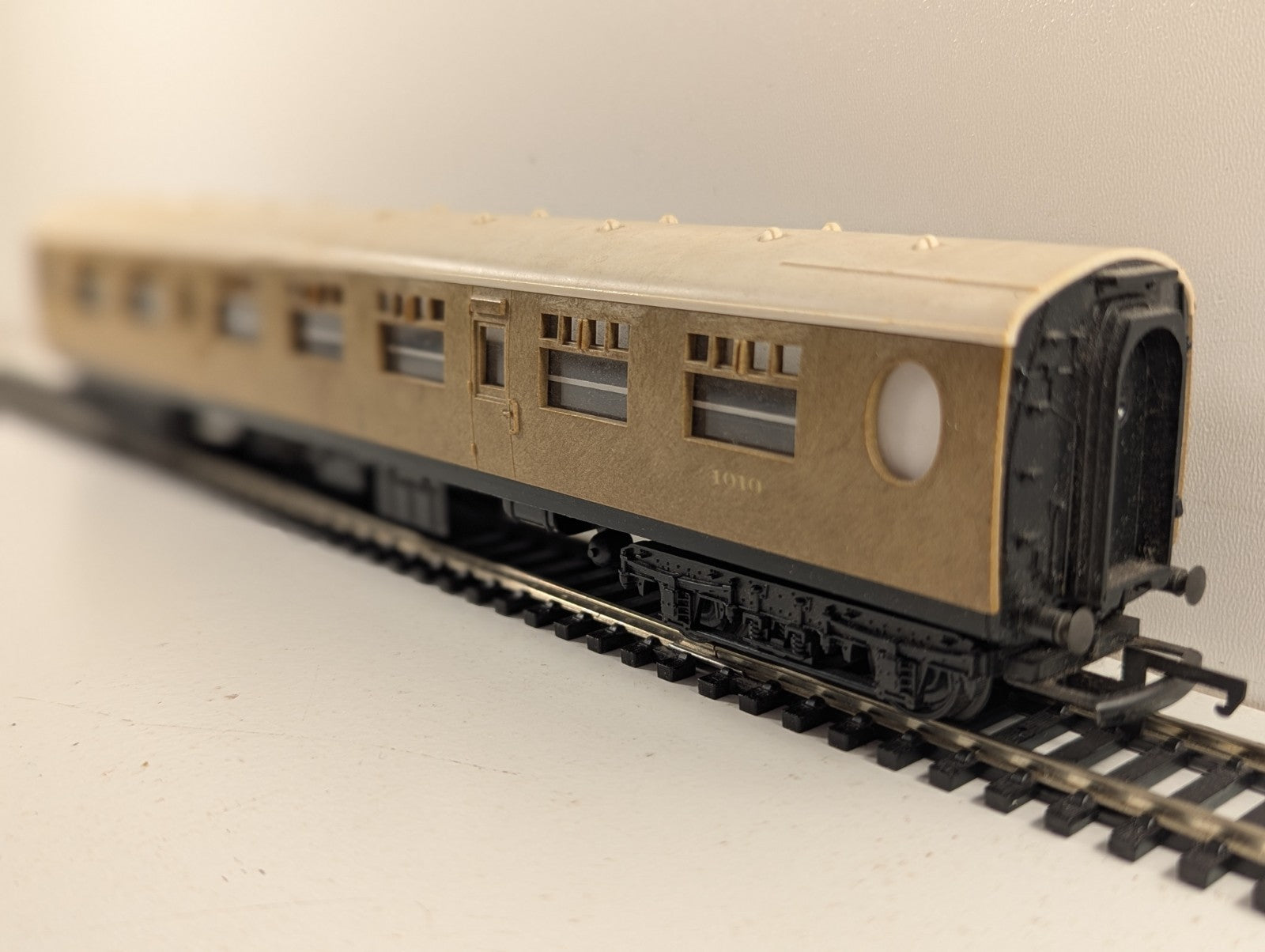 Tri-ang OO Gauge LNER Gresley Composite Coach Passenger Coach 1010
