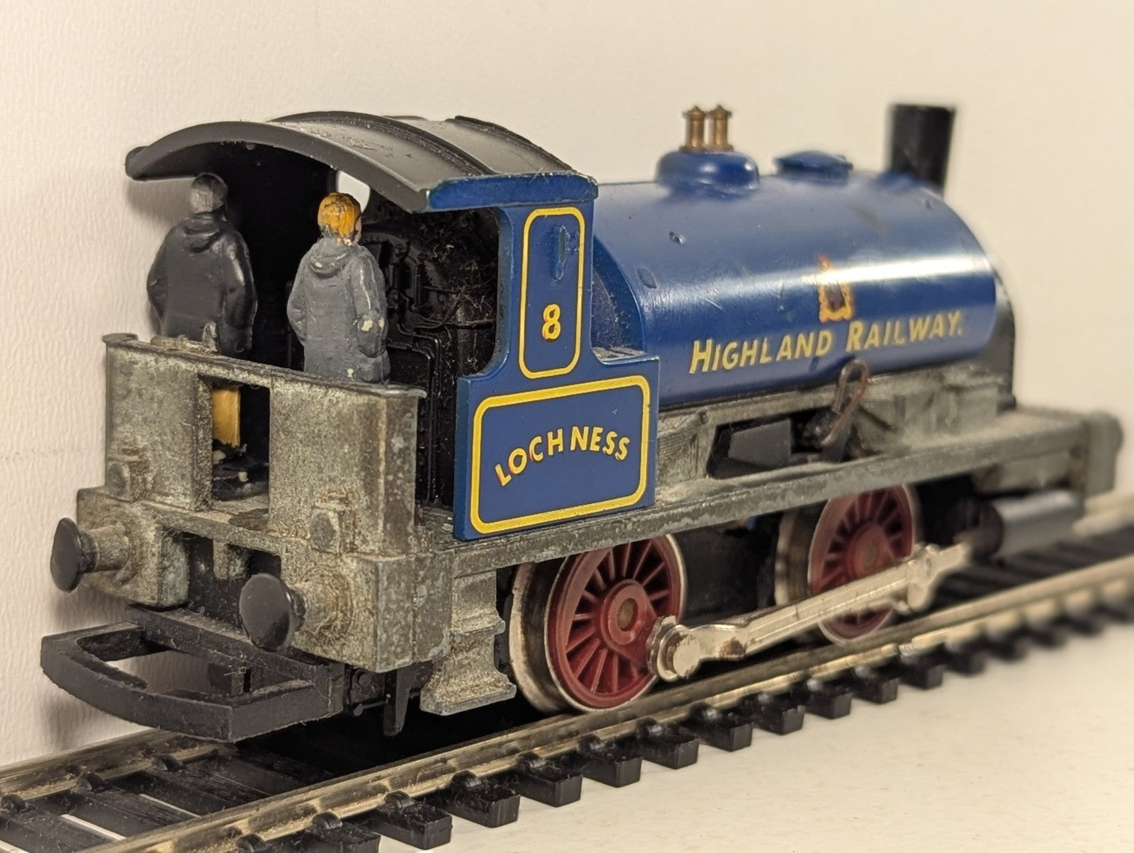 Hornby OO Gauge 0-4-0 Saddle Tank Loch Ness Steam Locomotive