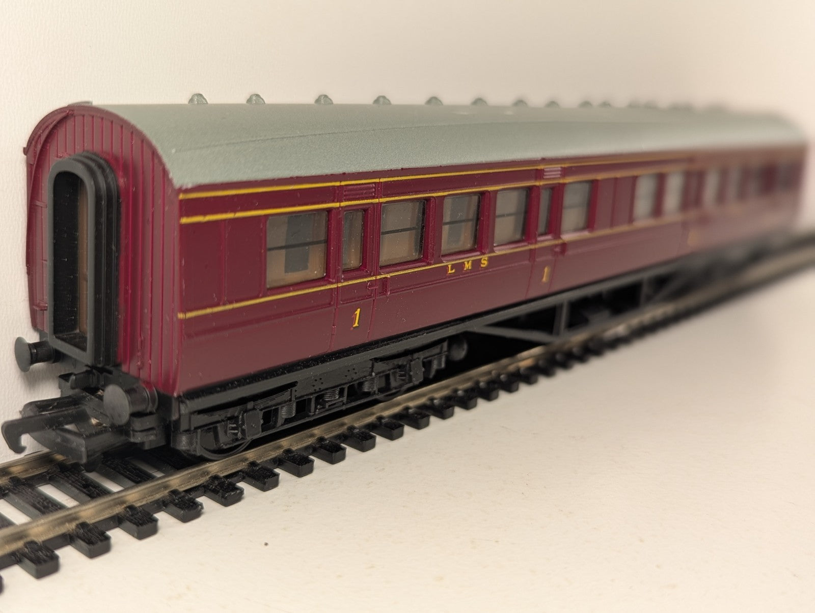 Mainline 12201 OO Gauge LMS Maroon 57ft Corridor Composite Coach No. 3621