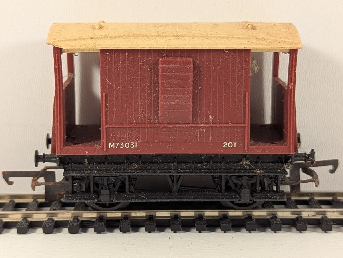 Tri-ang R16 OO Gauge ER 20 Ton Brake Van M73031 – BR Brown