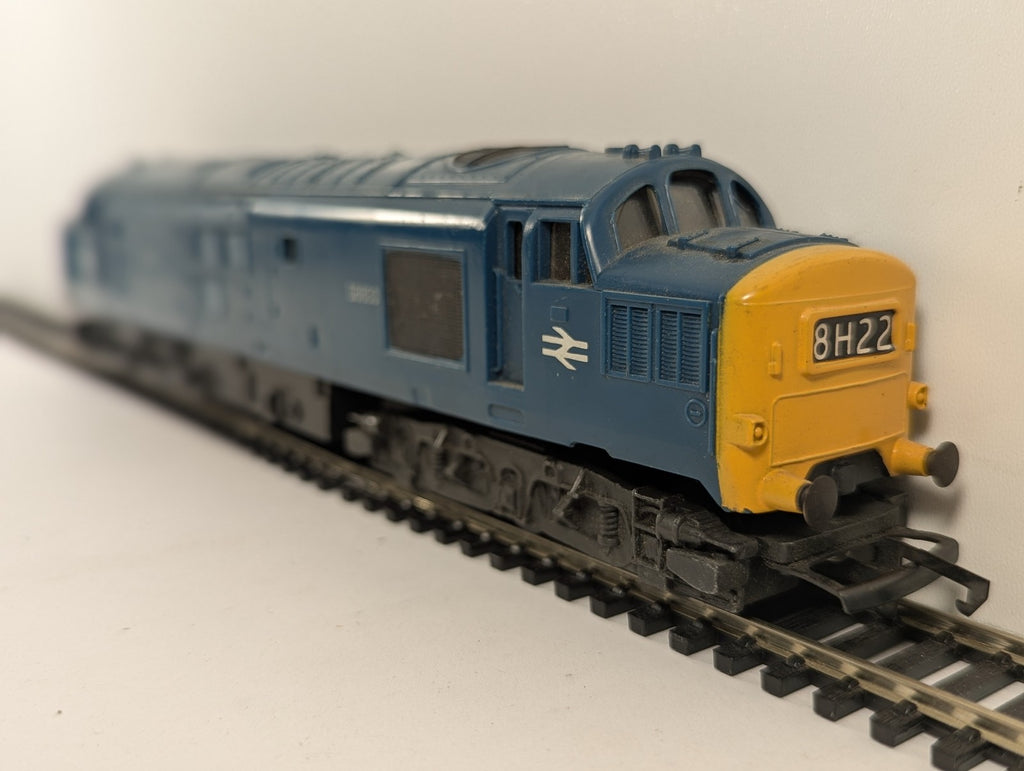 Tri-ang Hornby OO Gauge Class 37 Diesel Locomotive D6830 BR Blue R751