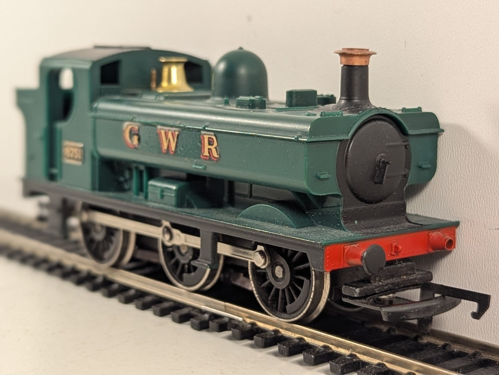 Hornby GWR Pannier Tank No. 8751 Steam Locomotive - Missing One Buffer head