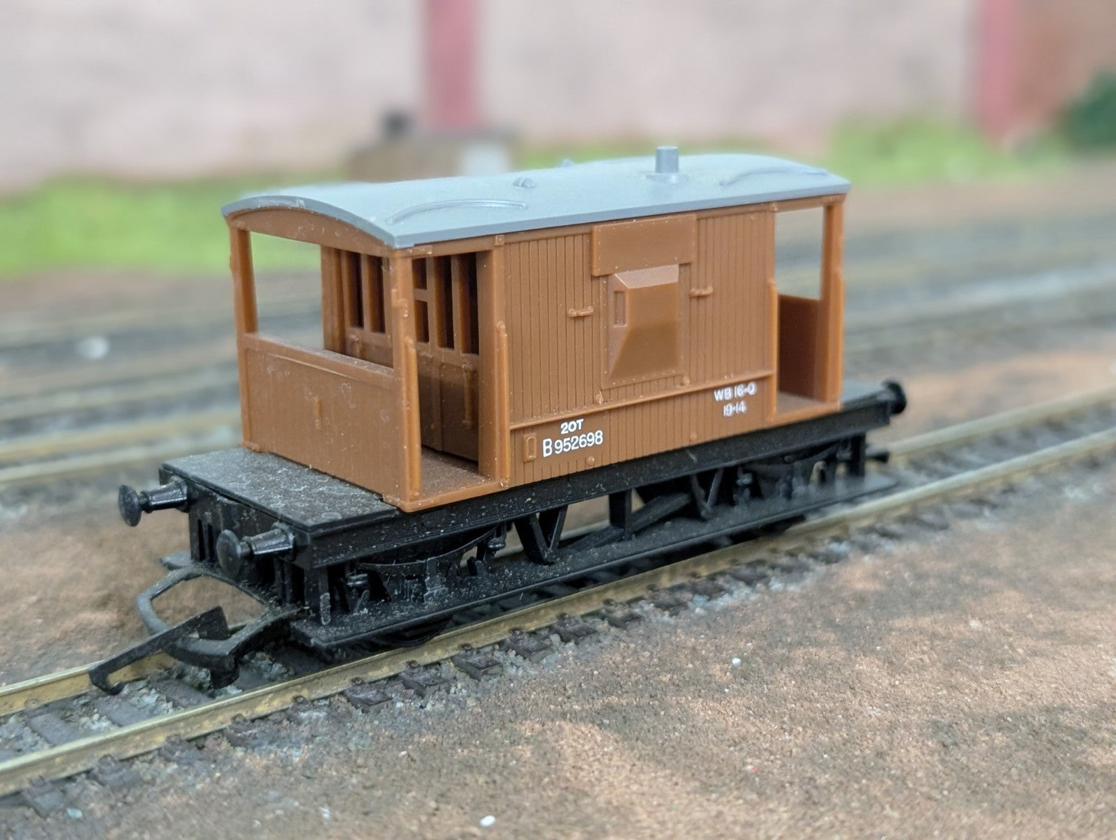 Hornby R218 20T Brake Van BR Bauxite B952698 OO Gauge