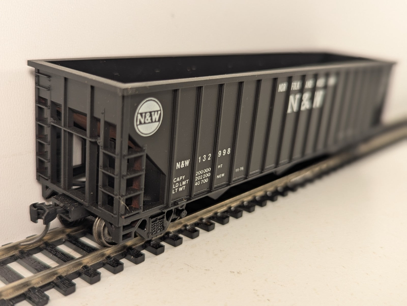 Athearn HO Gauge Norfolk & Western 3-Bay Hopper wagon 132998