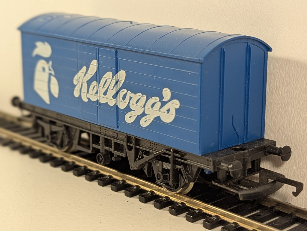 Hornby R222 OO Gauge Long Wheelbase Van – Kellogg’s