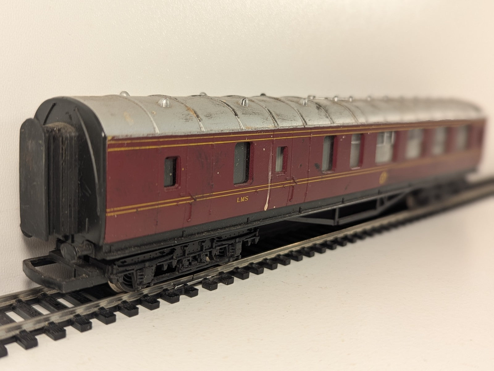 Hornby R475 OO Gauge LMS Brake 3rd Coach Crimson Lake