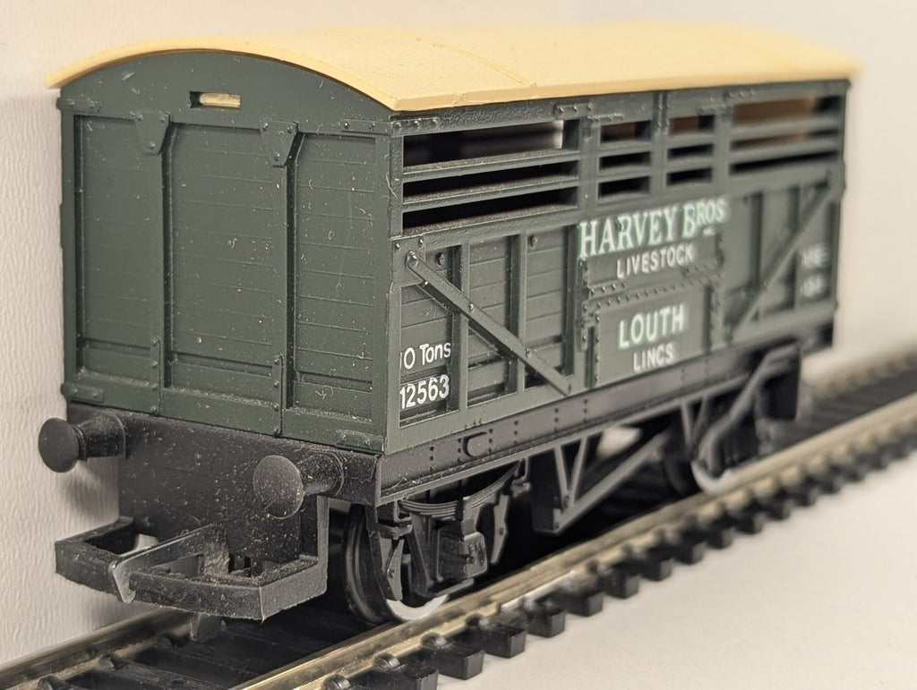 Hornby OO Gauge Harvey Bros Livestock Wagon Cattle Wagon 12563 Harvey Bros Green