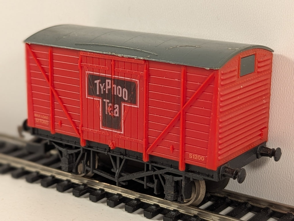 Lima 305601 Typhoo Tea Corrugated End Vent Van – OO Gauge