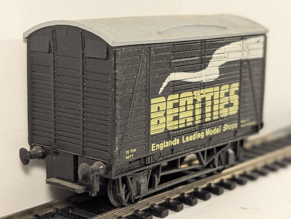 Graham Farish OO Gauge 12 Ton Ventilated Van Goods Wagon Beatties