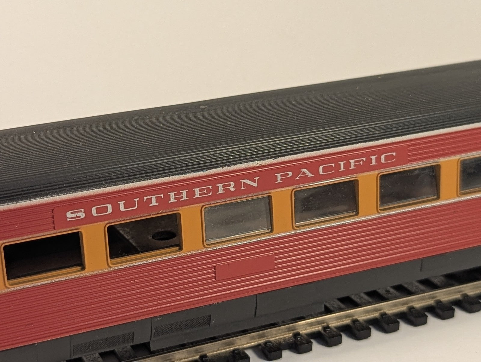 Con-Cor HO Gauge Streamlined Coach Southern Pacific Daylight