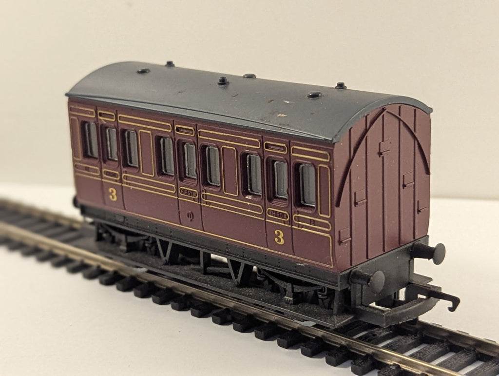 Hornby OO Gauge 4-Wheel Composite Coach Maroon