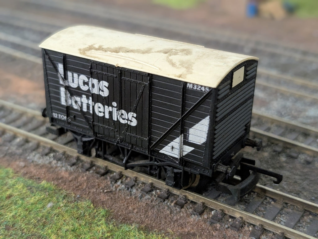 Lima 305603W 12-Ton Box Van 'Lucas Batteries
