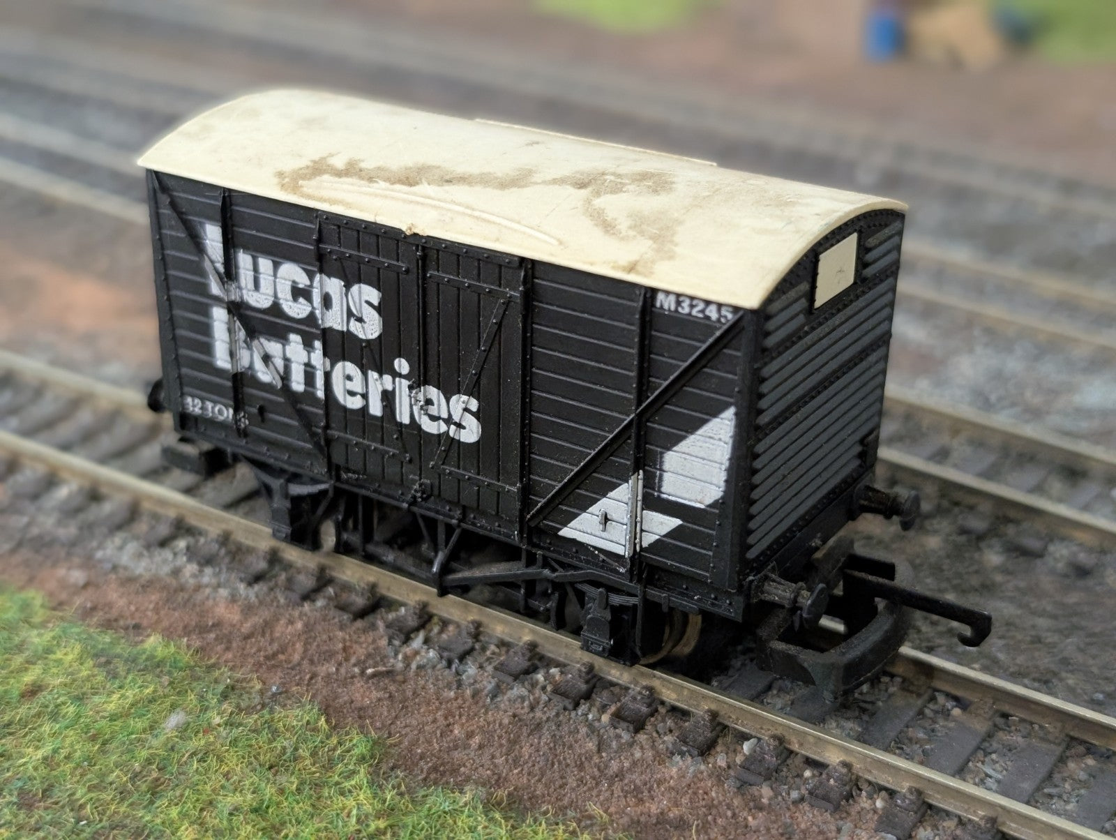 Lima 305603W 12-Ton Box Van 'Lucas Batteries