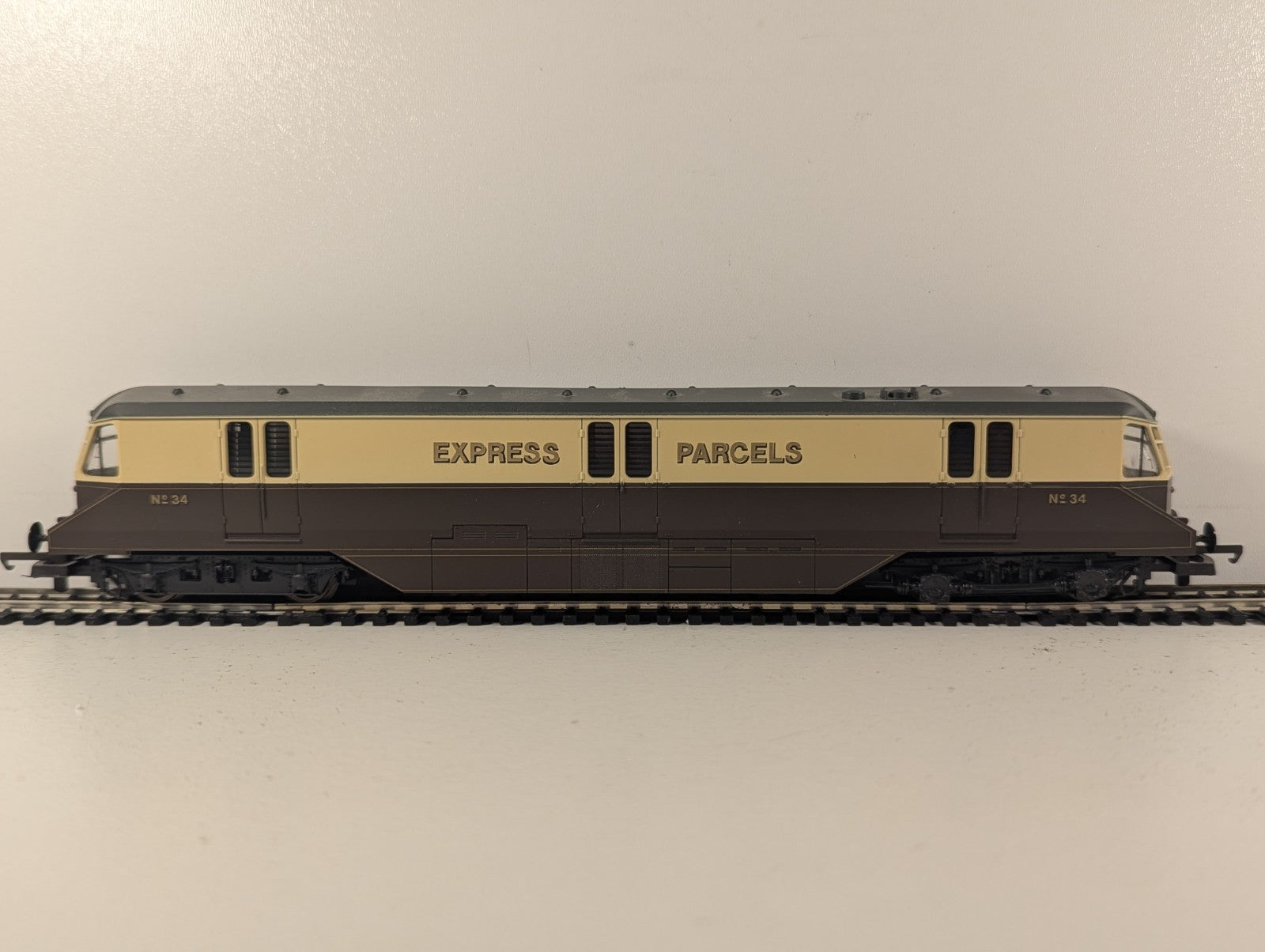 Lima OO Gauge GWR Express Parcels Railcar No. 34 GWR Chocolate and Cream