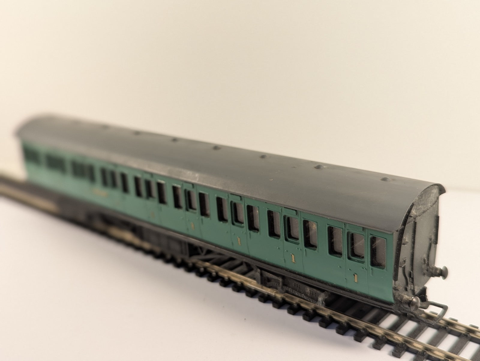 Graham Farish OO Gauge Southern Railway Green First Class Coach Boxed