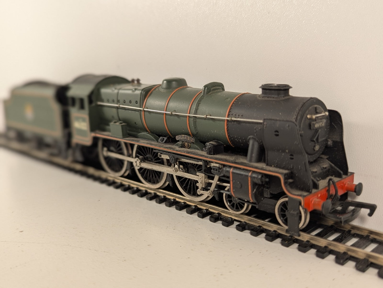 Mainline 37-057 BR Rebuilt Royal Scot 4-6-0 No.46102 "Black Watch" OO Gauge