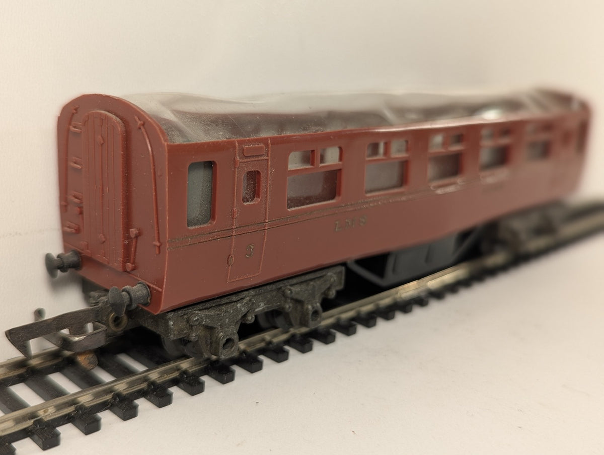 Tri-ang OO Gauge LMS Short Bogie 3rd Class Coach Passenger Coach 27424
