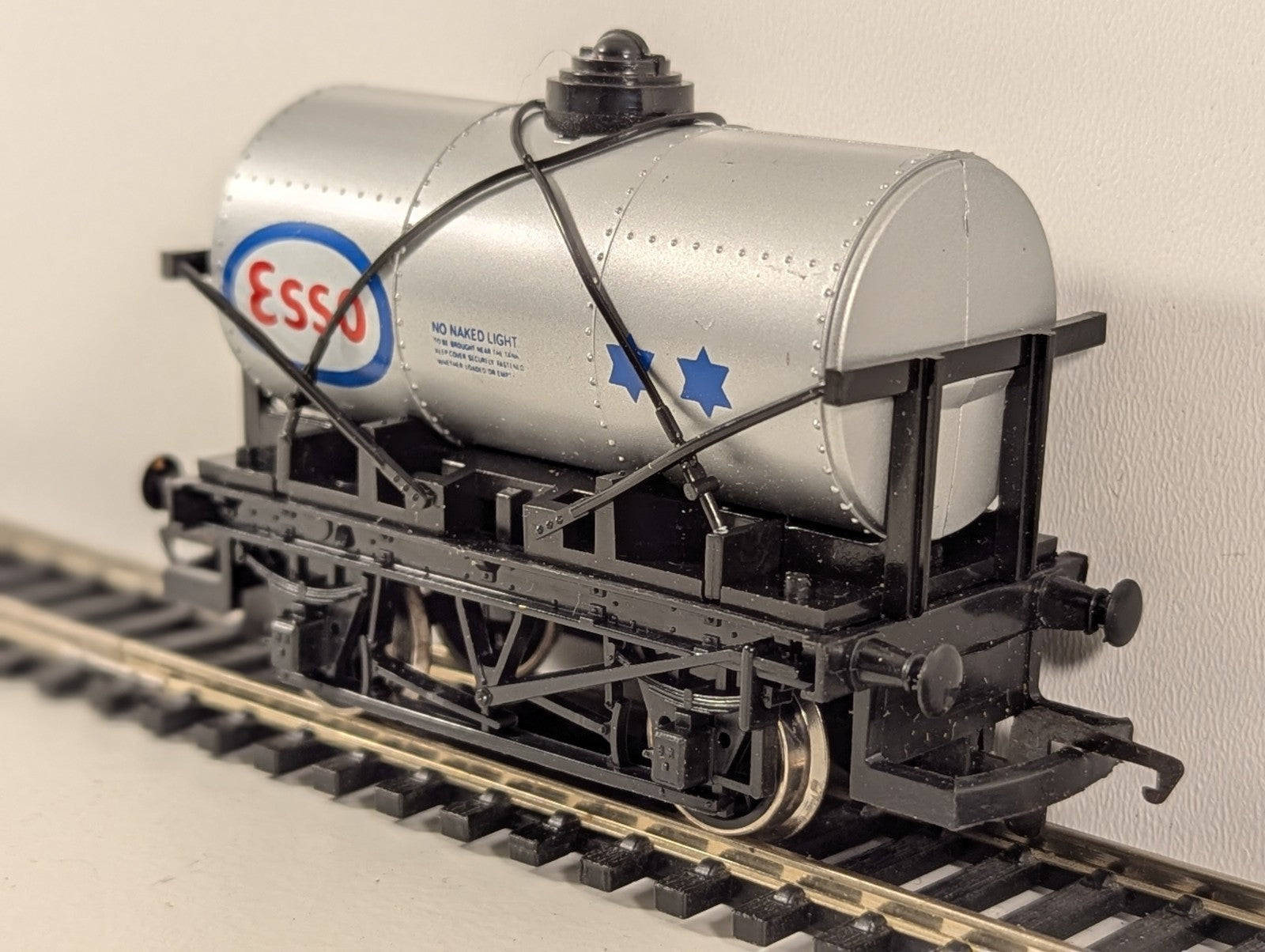 Hornby R713 Esso Tank Wagon