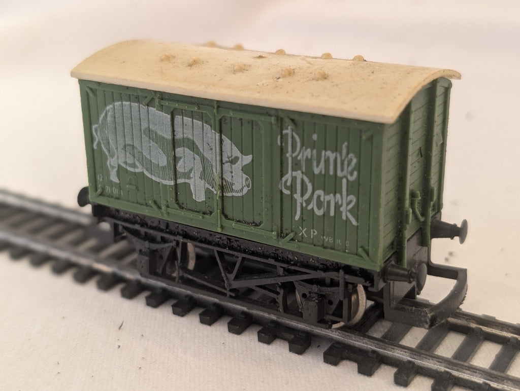 Hornby R009 OO Gauge Prime Pork Closed Wagon
