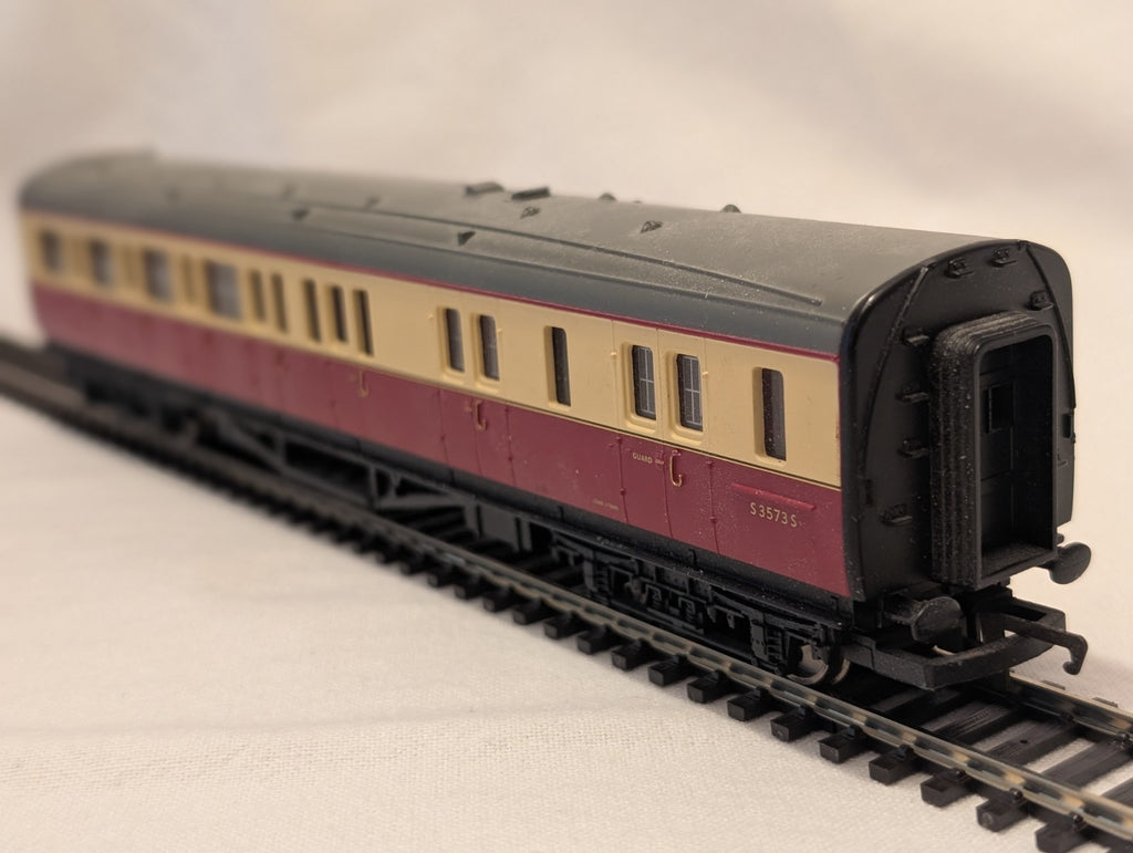Hornby R4270 BR Maunsell Third Class Brake Coach S3573S – Crimson & Cream