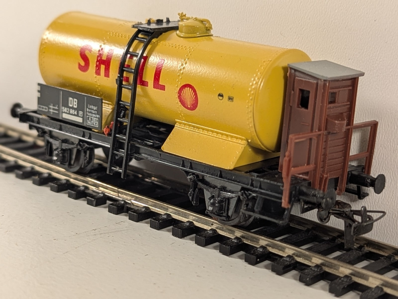 Schicht HO Gauge Shell Oil Tanker Wagon