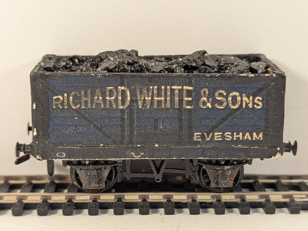 Peco Products R52-3W OO Gauge 7 Plank Wagon Richard White - missing coupler