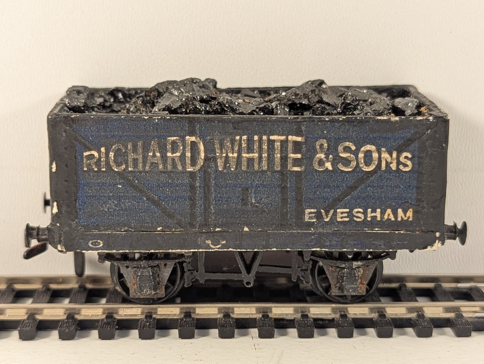 Peco Products R52-3W OO Gauge 7 Plank Wagon Richard White - missing coupler
