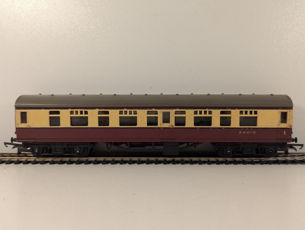Tri-ang OO Gauge BR Mk1 Blood & Custard Coach