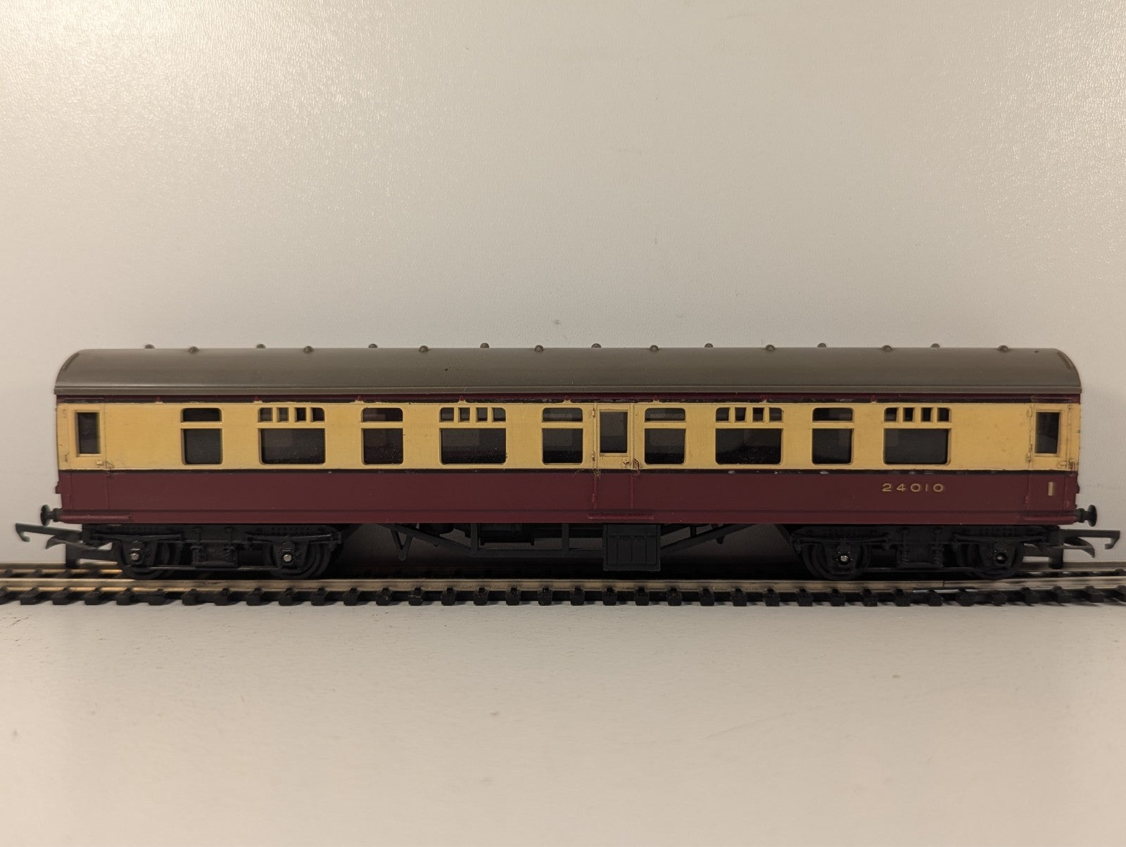 Tri-ang OO Gauge BR Mk1 Blood & Custard Coach