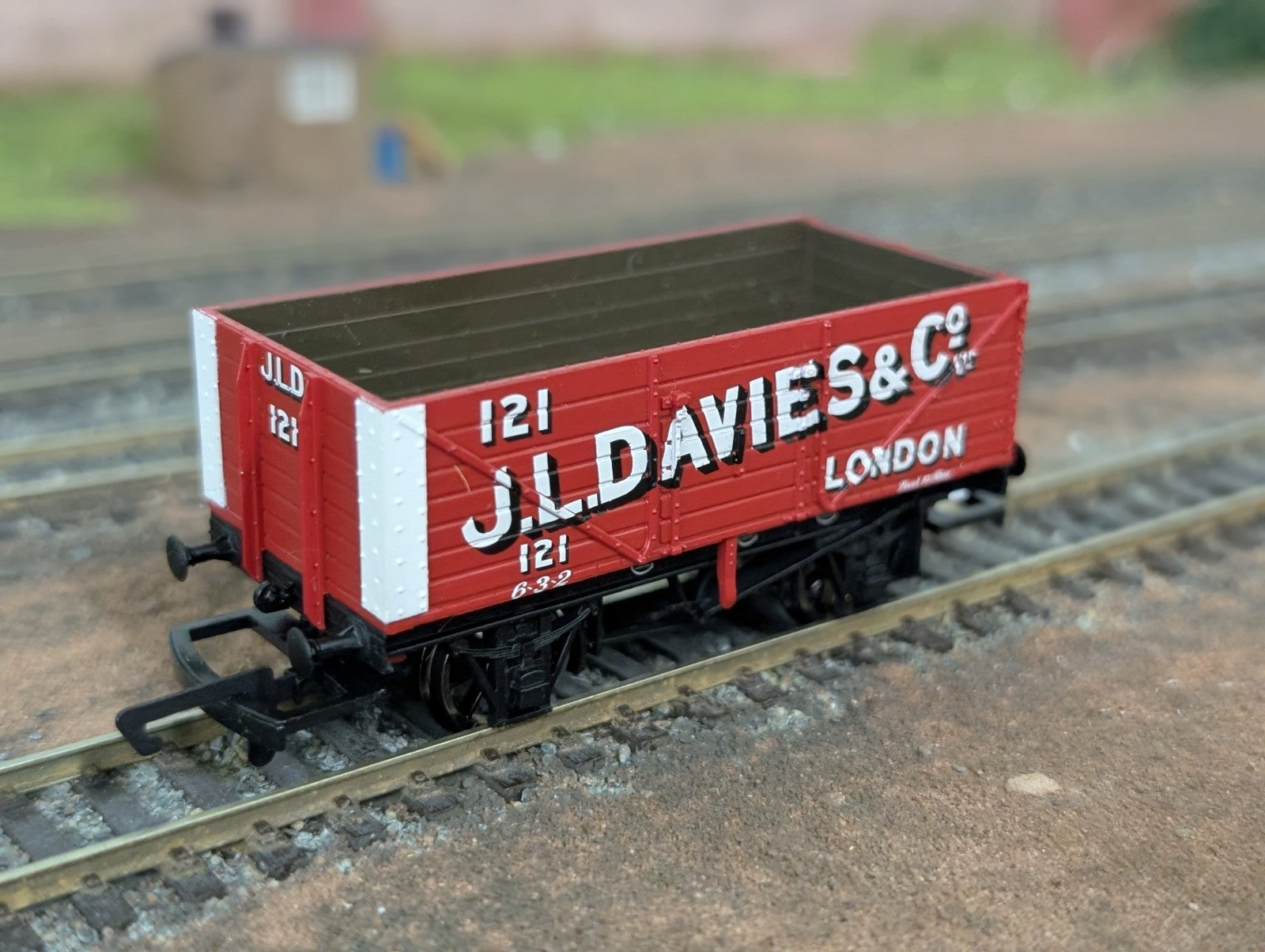 Hornby R1075 OO Gauge 7 Plank Wagon J L Davies