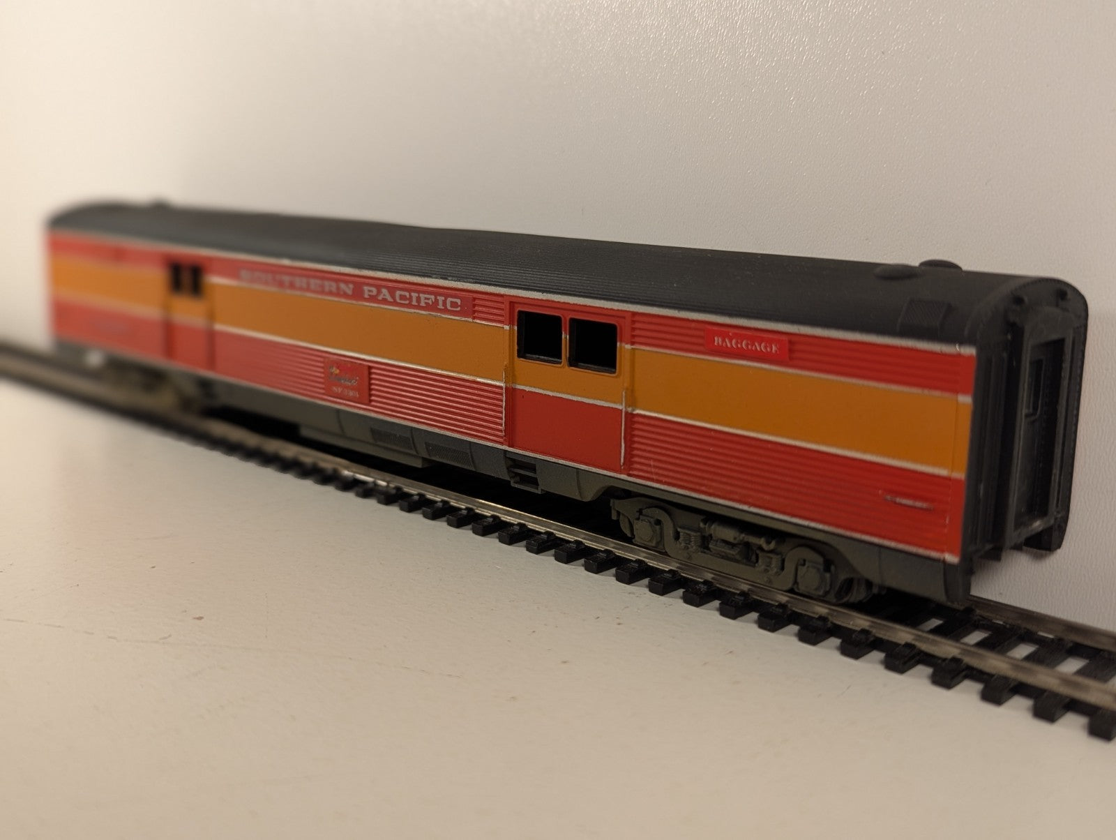 Athearn1788 HOGauge SouthernPacific Daylight BaggageCar - Boxed, Missing Coupler