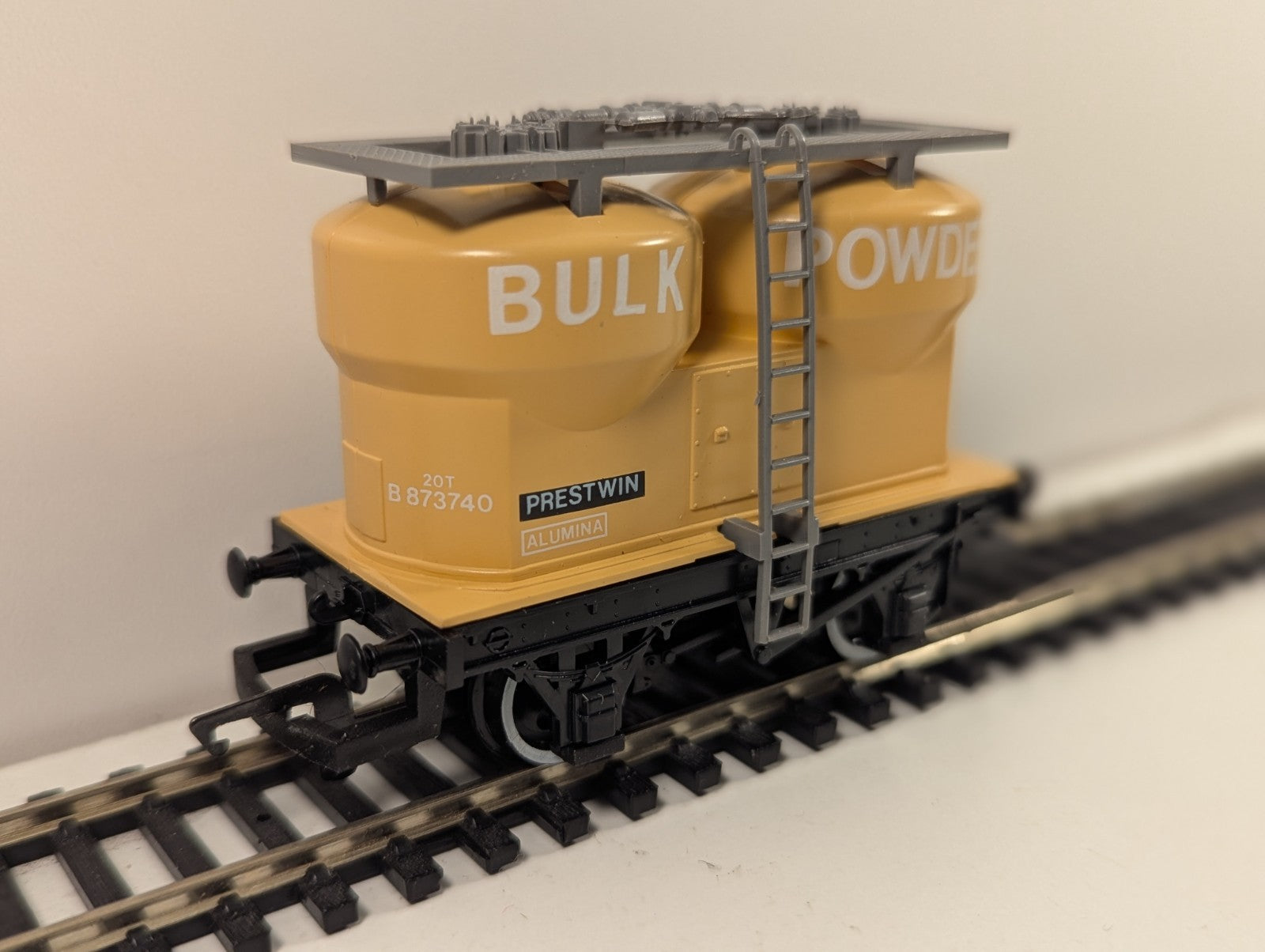 Hornby R095 OO Gauge BR Prestwin Bulk Powder Twin Silo Wagon