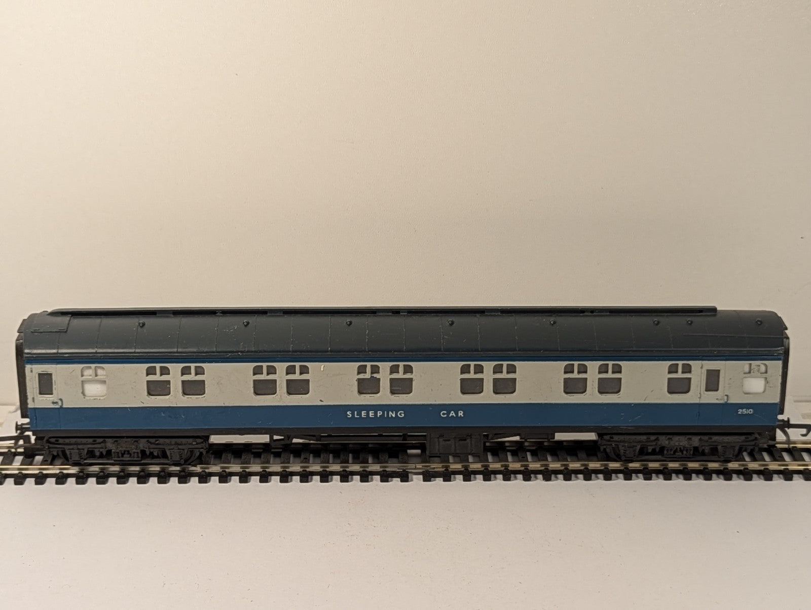 Hornby R339 OO Gauge BR Blue/Grey Mk1 Sleeper Coach No. 2510