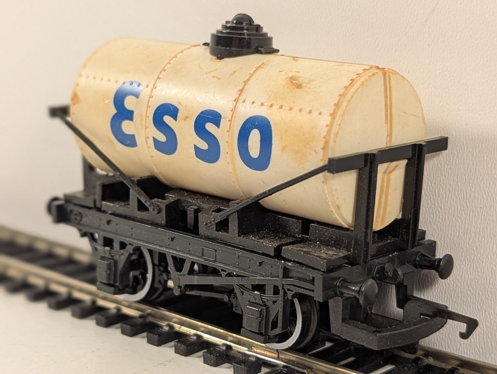 Hornby R713 OO Gauge White Esso Tanker Missing Coupler