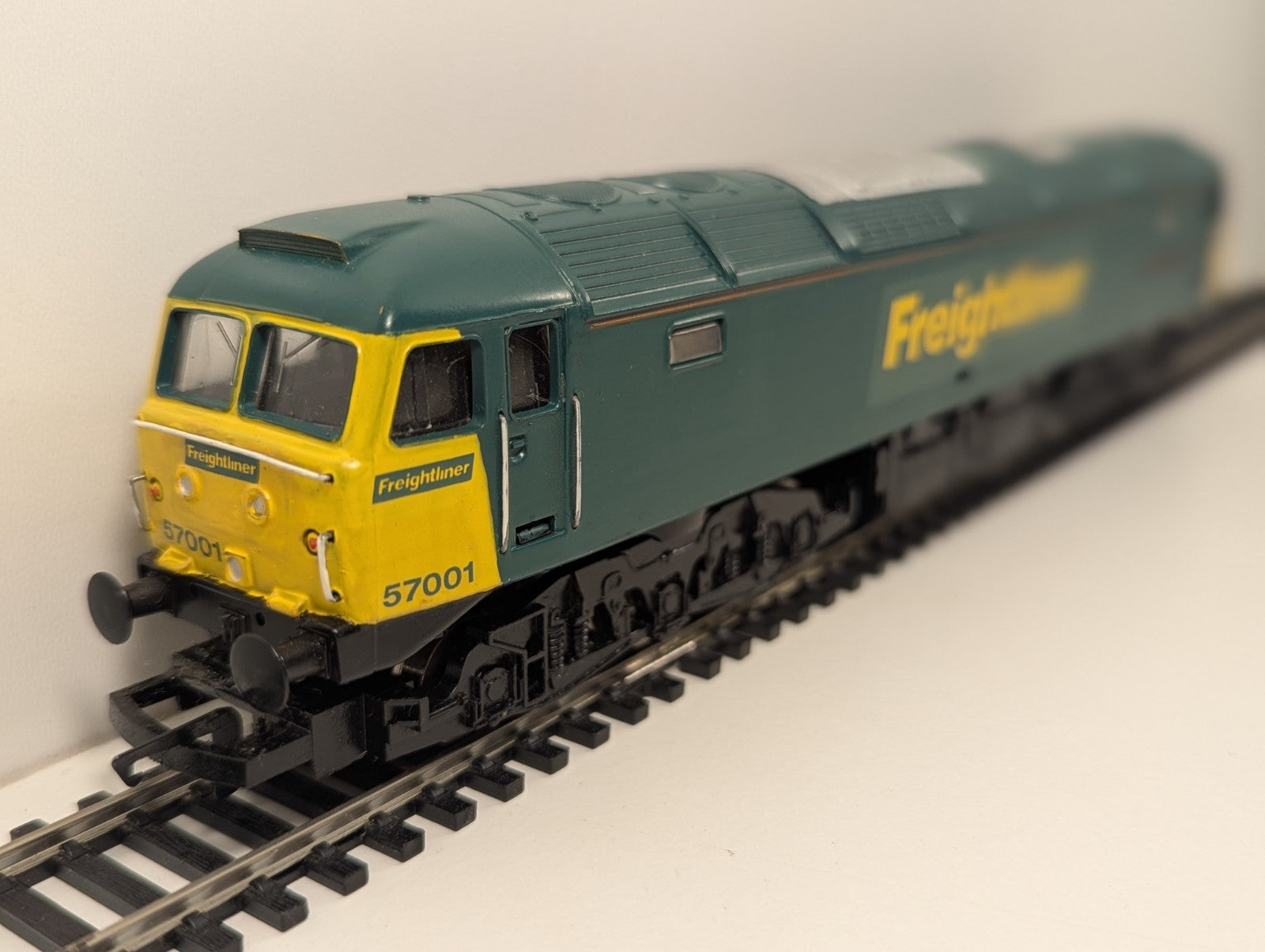 Hornby Class 57 57001 “Freightliner Pioneer” – Repainted – Poor Runner
