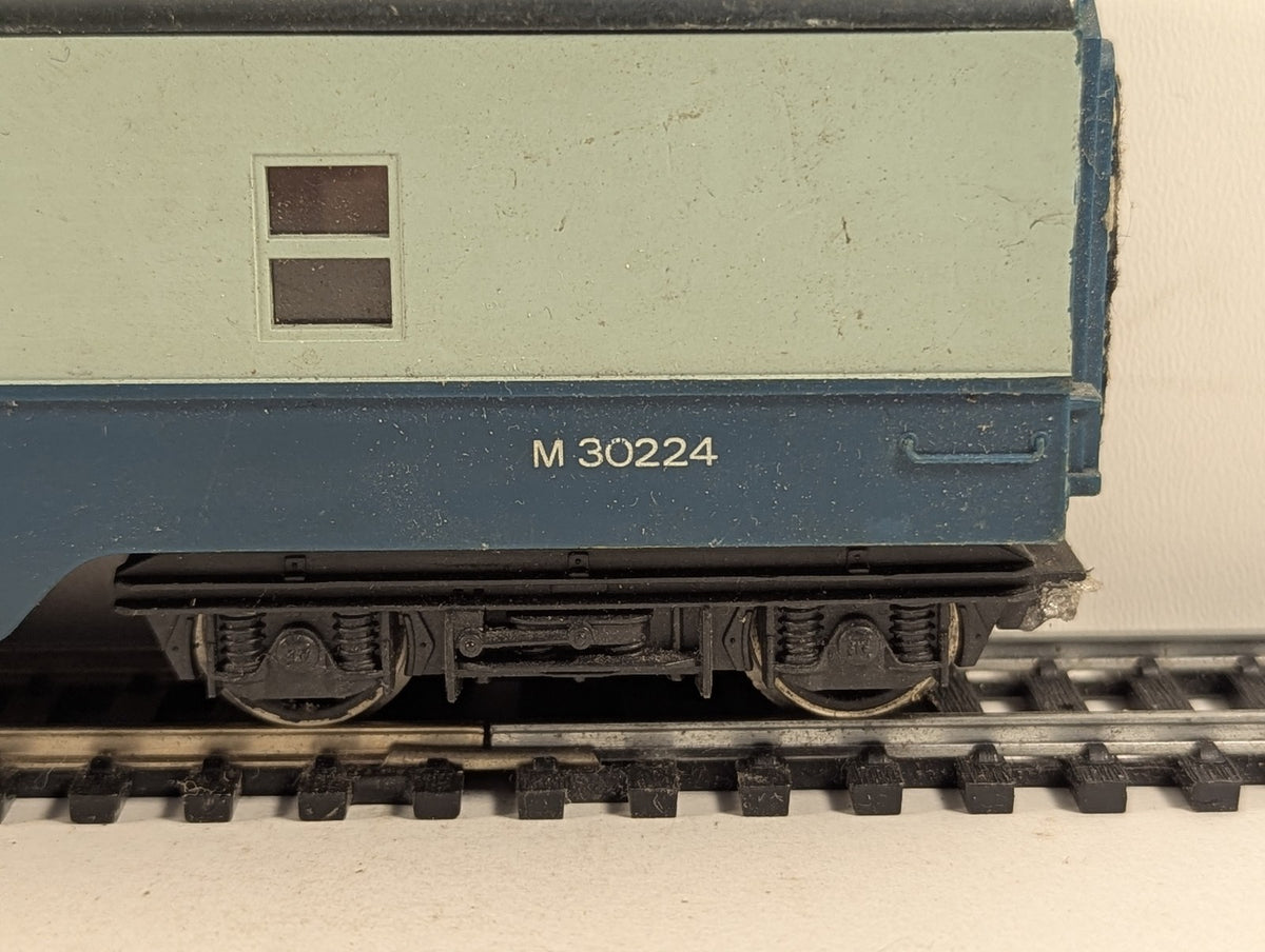 Tri-ang Hornby OO Gauge Operating Mail Coach Passenger Coach M30224
